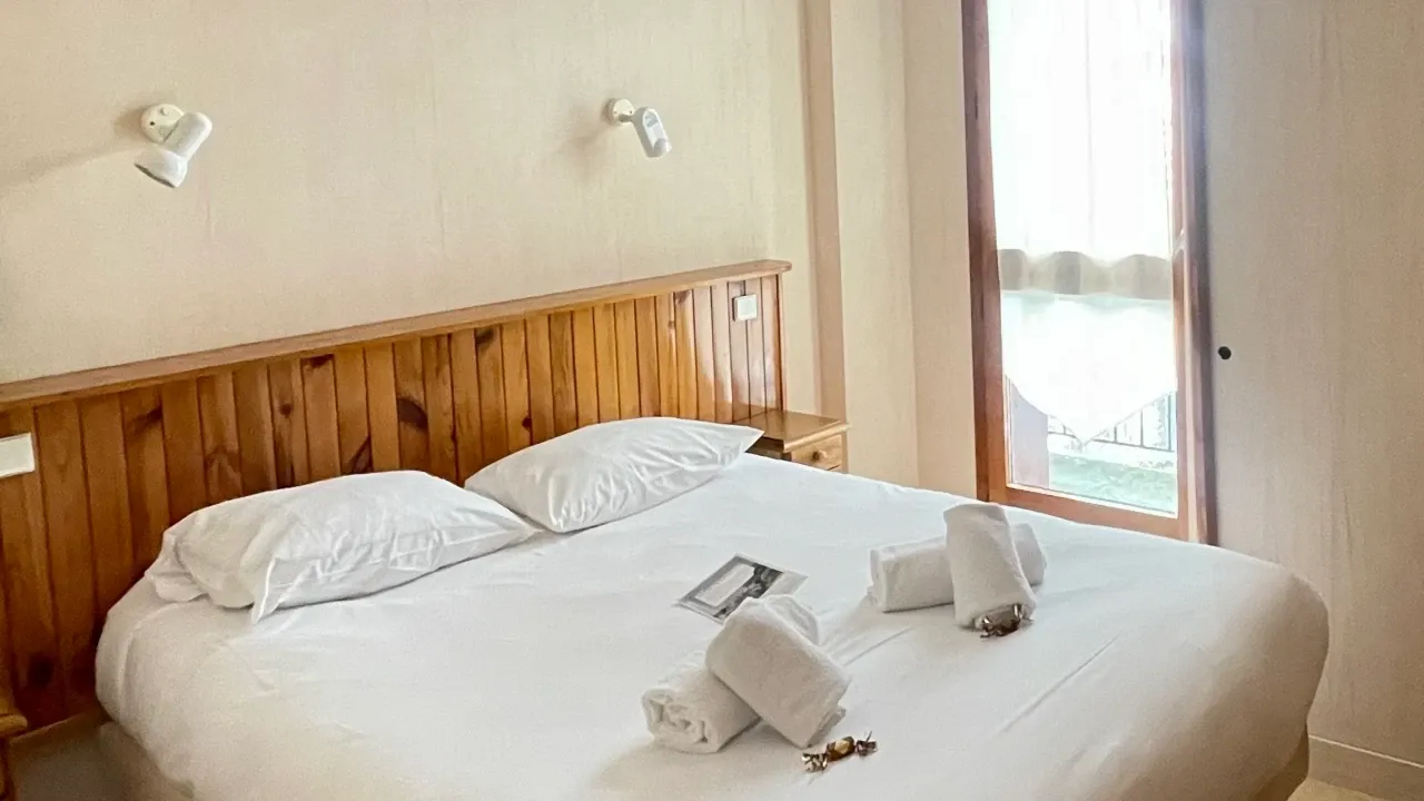 Le Mont Blanc - HOTEL - FLUMET - une autre chambre accueillante avec grand fenêtre