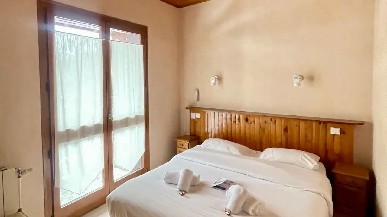 Le Mont Blanc - HOTEL - FLUMET - une chambre accueillante avec grand double fenêtre