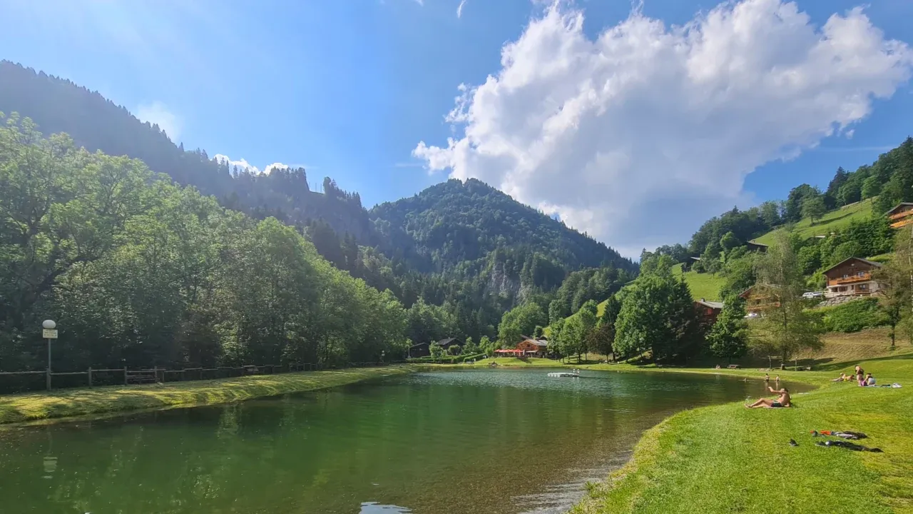 Le Mont Blanc - HOTEL - FLUMET - l'été sur le lac