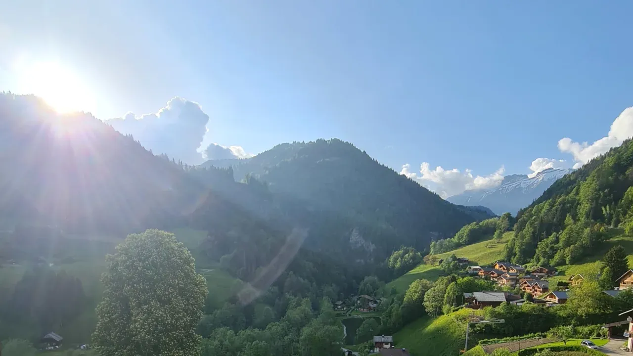 Le Mont Blanc - HOTEL - FLUMET - vue depuis la fenêtre ouverte